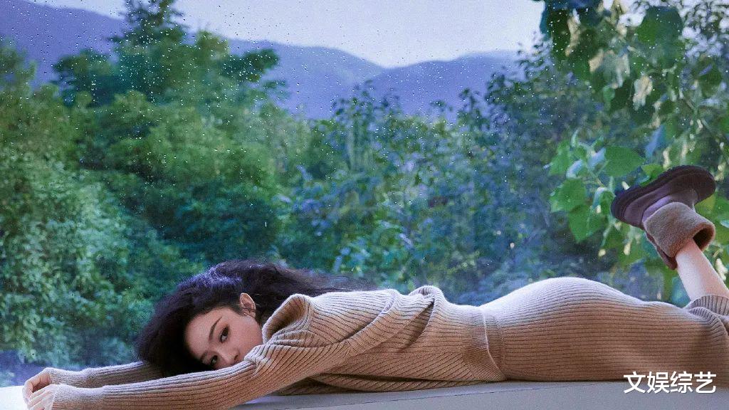 智取威虎山|赵丽颖以港风造型出镜，穿着时尚大方，身材婀娜多姿，散发出港味