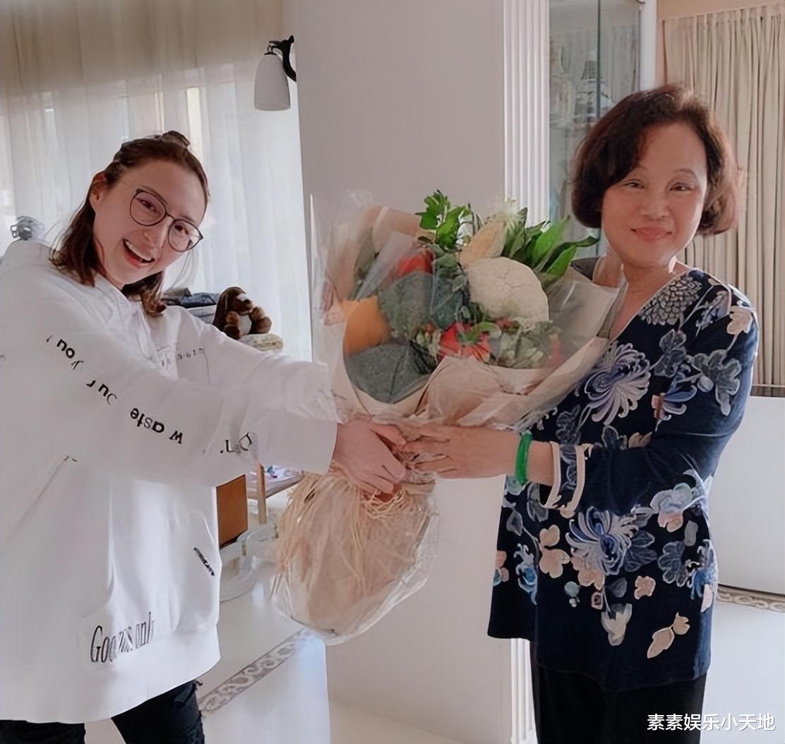 何超云|何超云感情升温，和未婚夫秀恩爱，在海边画上爱心大图案