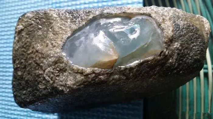 翡翠|缅甸富商18万入手的翡翠原石，竟开出一潭死水，甚是罕见！