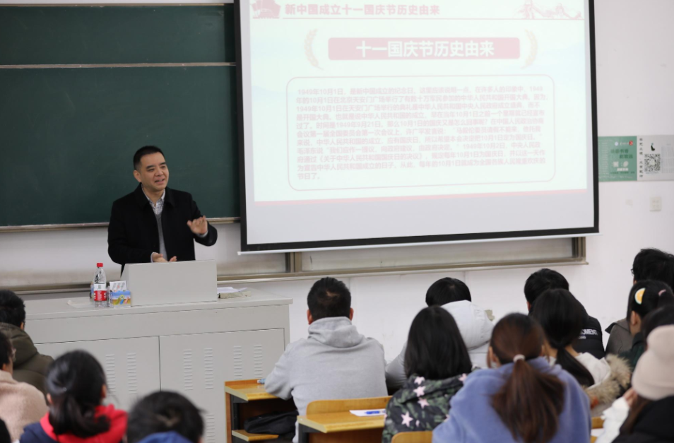 教师|阜师大一英语教授火了，肢体语言夸张丰富，学生要被“萌化”了