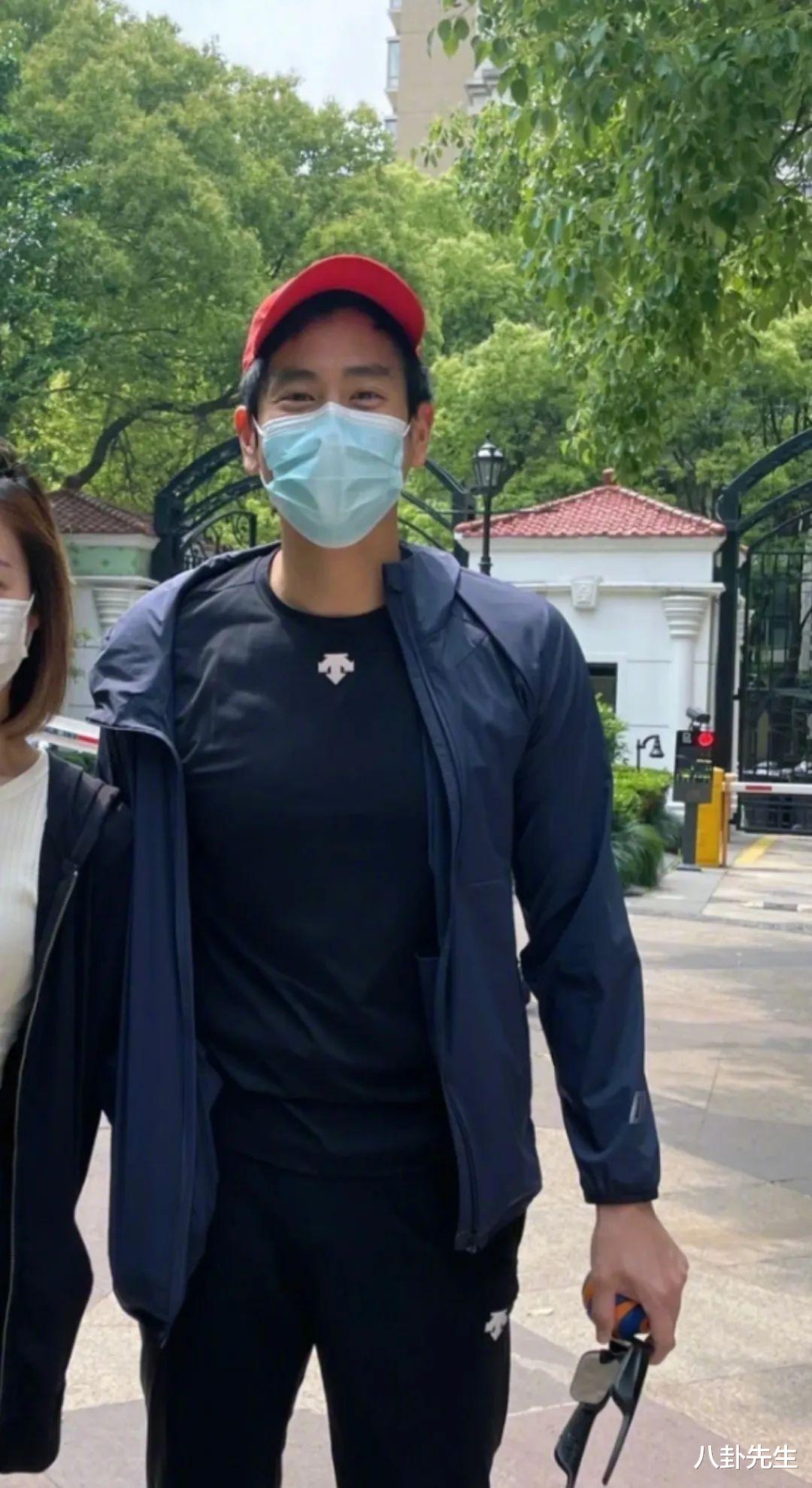 上海市|上海明星陆续走出家门：有人参加聚会不戴口罩，有人连夜乘机离开