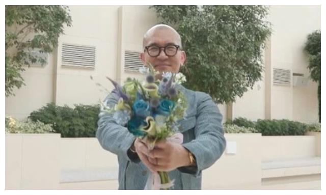 大S|大S具俊晔拍全家福，大S故意遮挡小腹，先前被拍肚子凸起疑怀孕