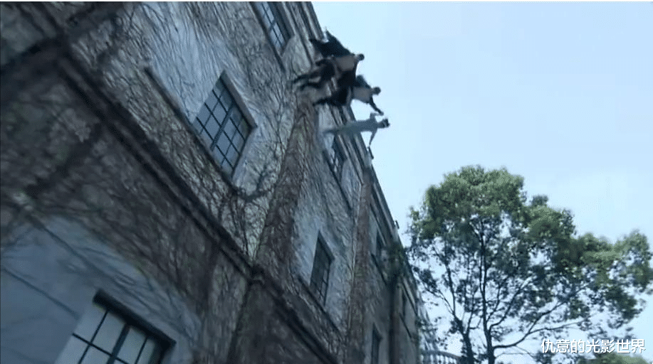 鸡蛋|抗日神剧名场面：旗袍女一打三、战场喝咖啡、穿粉缎棉袄野外伏击