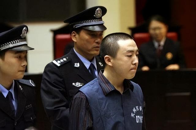 2006年银行ATM机损失20万,取钱小伙一审被判无期,最后结果如何