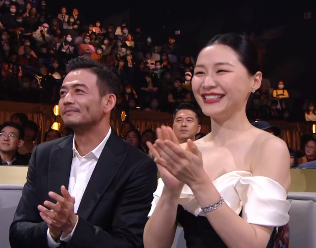 谭松韵|看众星金鹰奖颁奖礼造型：42岁殷桃黑裙显身材，谭松韵波点裙清新