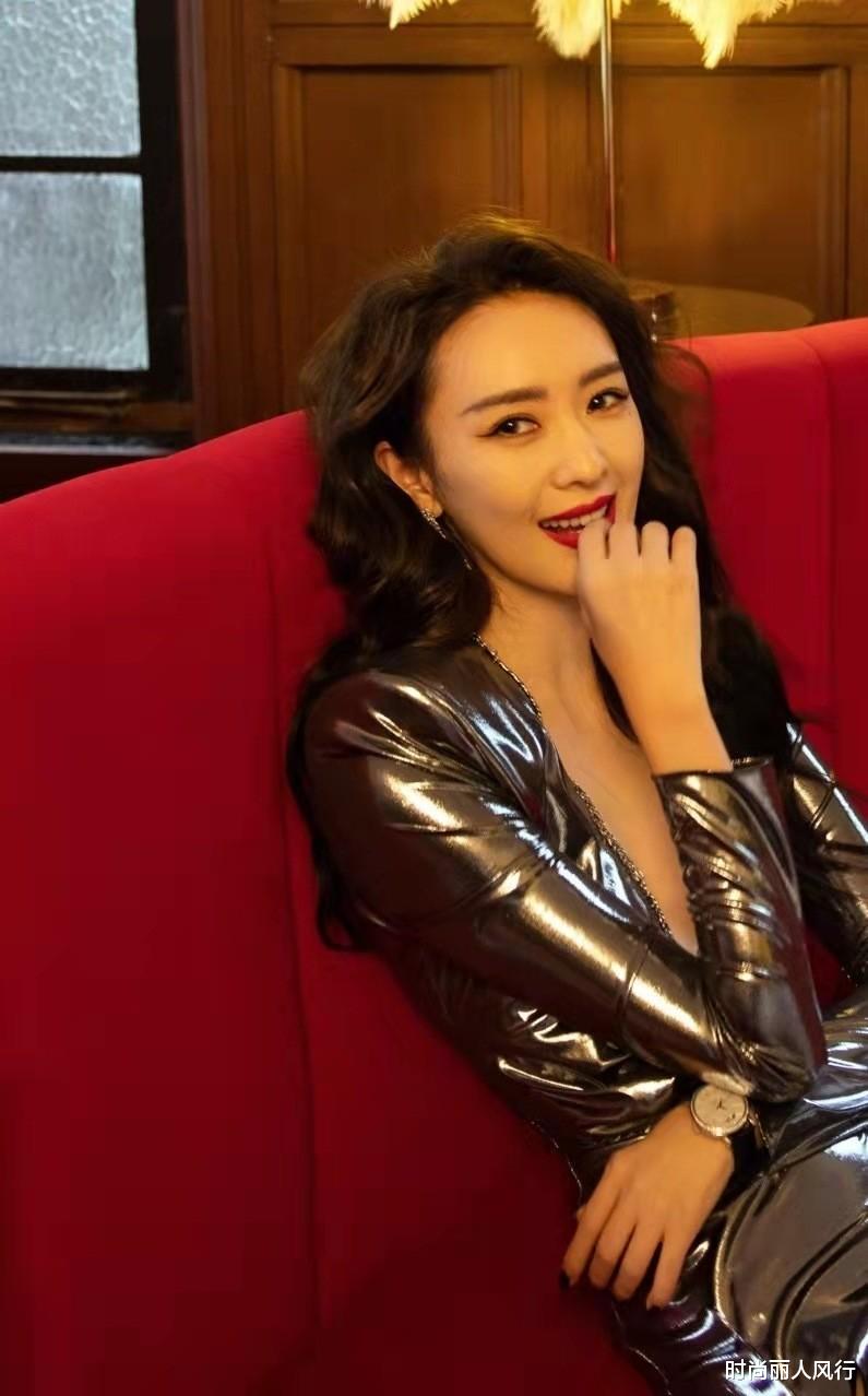 童瑶 童瑶新造型更像章子怡了！剪短发穿T恤拍形象照，“换身”又失败