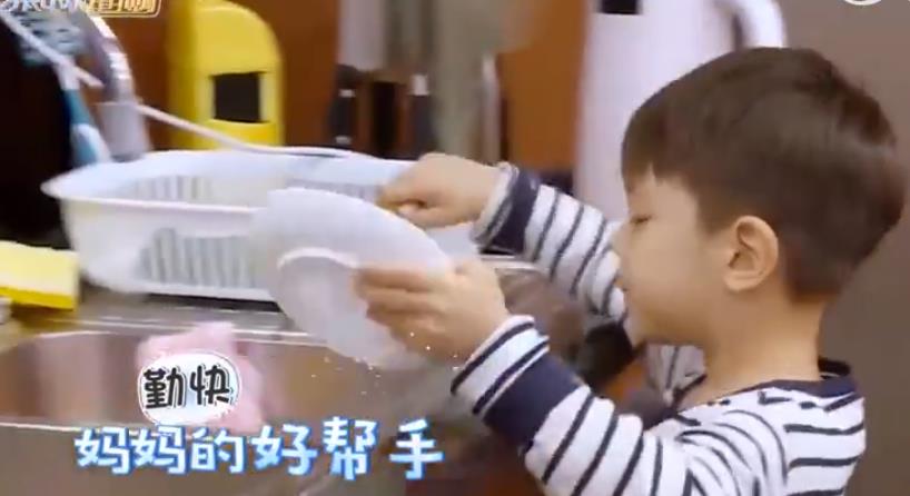 |霍思燕吃完饭儿子把碗一个个收起来,不是他幸运,她太会教育儿子