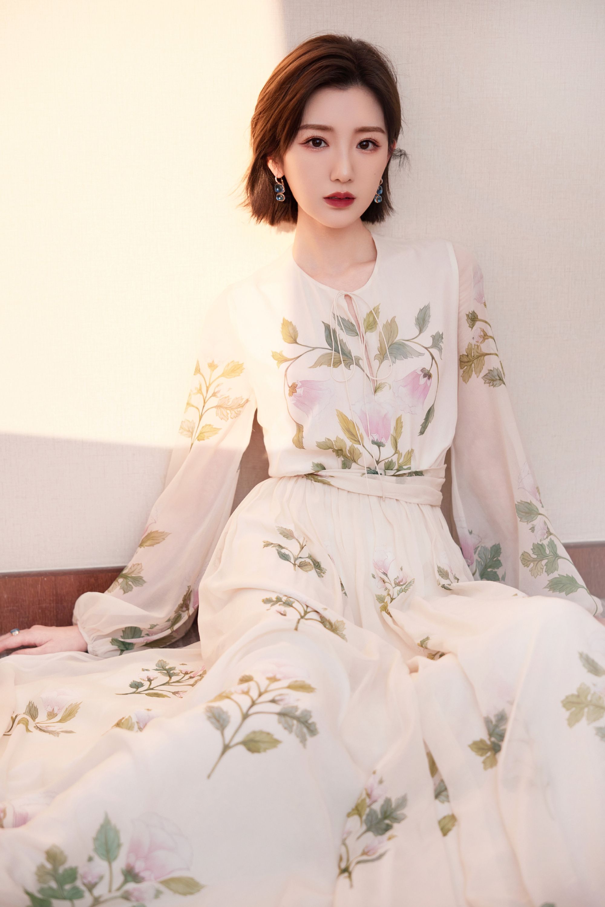 毛晓彤|毛晓彤第一次当主持人，手拿话筒有模有样，穿长裙端庄大方