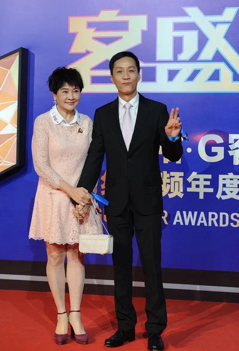 梁丹妮|68岁梁丹妮真洋气，穿粉色娃娃裙优雅甜美，被小8岁老公宠成公主