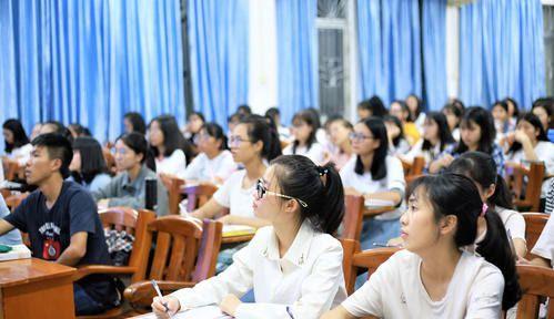 教师|中小学老师迎来“新挑战”，招聘的要求开始严苛，让师范生很无奈