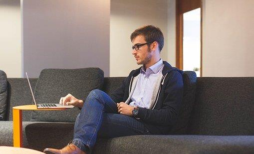 高校|男子在公司吃午饭被罚1000，他笑着扔出一张纸，人事真的惹麻烦了