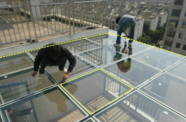 一楼业主违建也搭阳光房,不怕高空抛物?换成耐力板,起码用10年