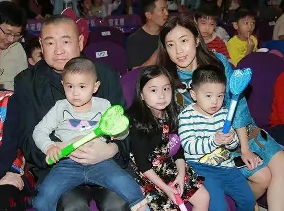 IMAX|刘銮雄满脸宠溺甘比仨娃:担心年纪小,怕子女缺父爱,但不怕缺钱