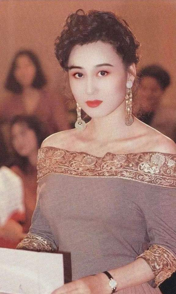 李连杰|李连杰大女儿李思近况，她对自己的父亲恨之入骨，34岁仍旧未婚