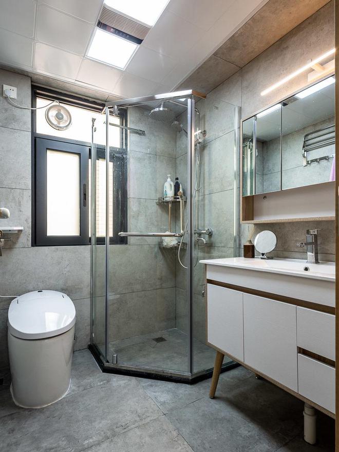 放弃电视墙，客厅打一排小矮柜，邻居看了都夸赞，后悔没效仿