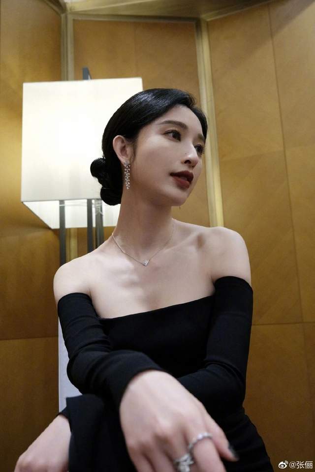 张俪|37岁张俪晒照大秀香肩美背!\九头身\身材实力吸睛,蚂蚁腰抢眼又抢镜