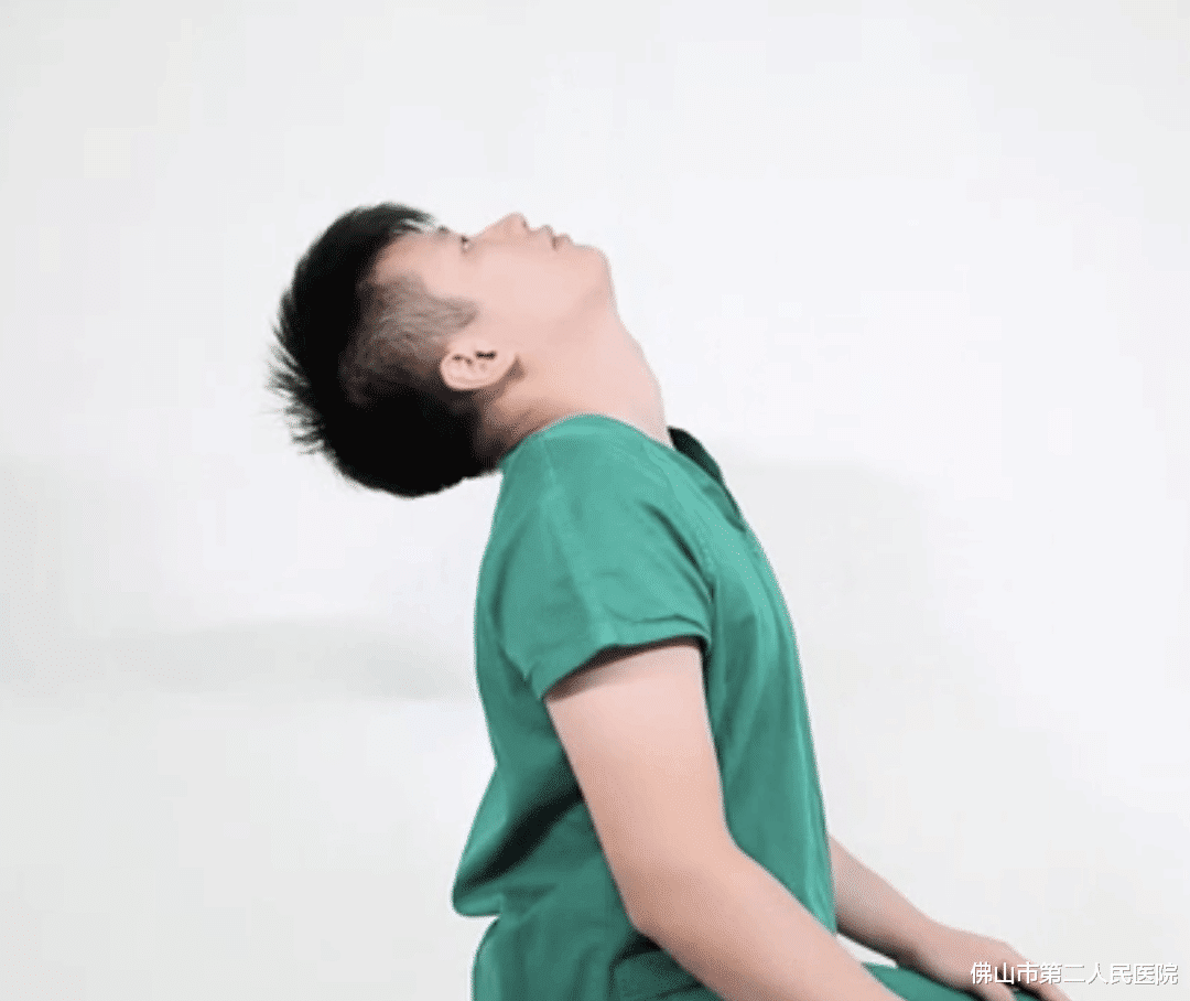 00后|8月8日是全民健身日 | 拯救久坐不动的你，这几个运动在办公室也能做！