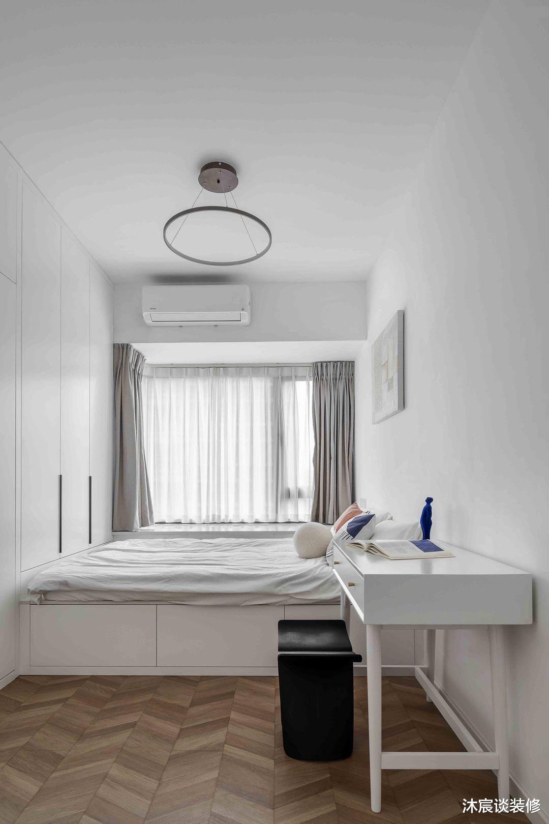 这对95后有远见，用单纯的白墙与温暖的木地板，轻松打造清爽的家