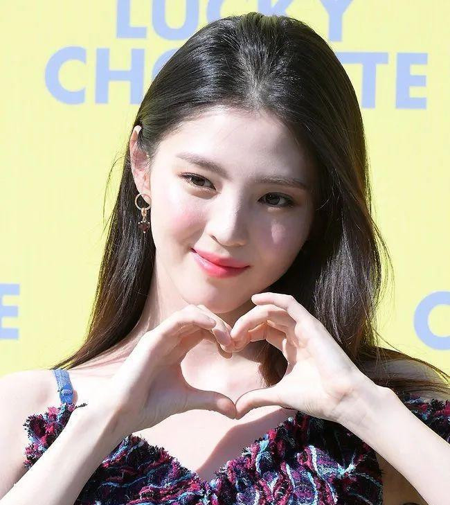 韩素希|韩素希拍戏受伤后首次亮相！肤白貌美的她，依然美艳动人