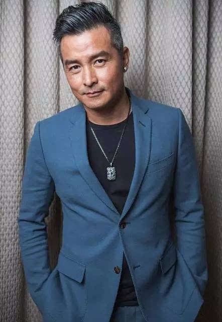 发型 男人到了中年，尽量避开这3种发型，痞气又油腻，长得再帅也白搭