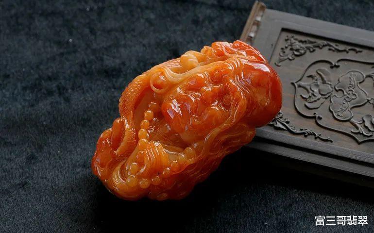 翡翠|玉赏 ▏红翡的别样风情，魅力不输帝王绿！