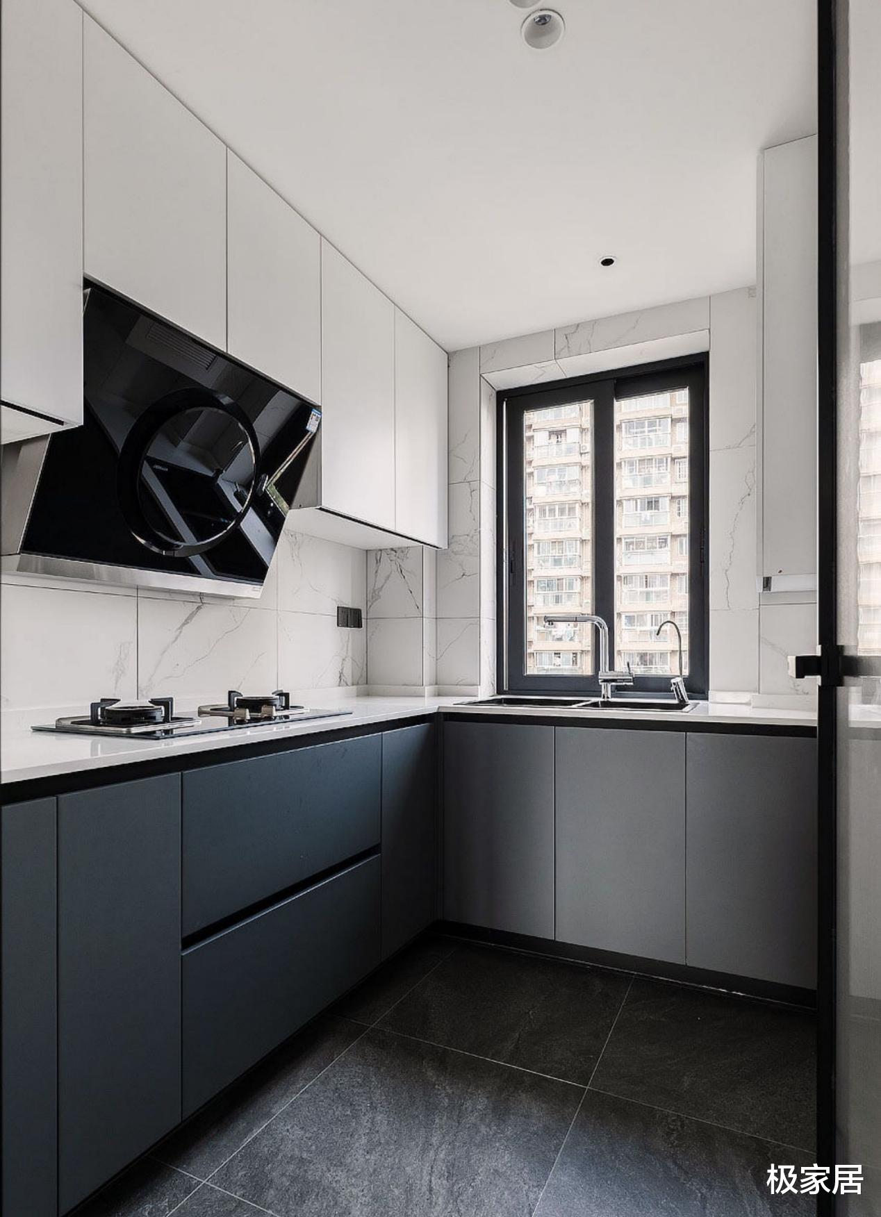 极简风也能被填满各种元素,打造手办的家,还有猫咪的爱巢