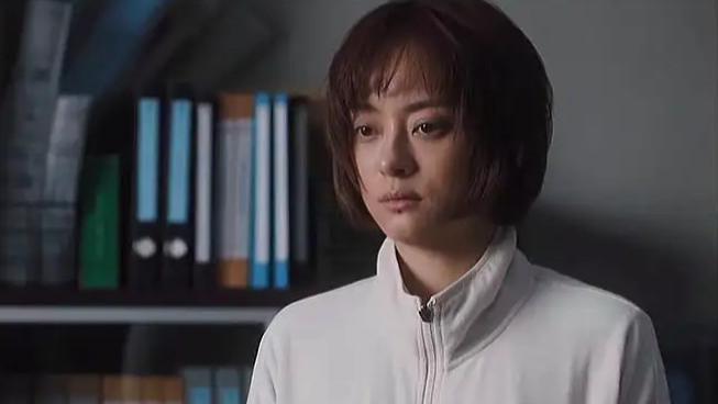 刘涛|全程抿嘴，一脸苦相？44岁刘涛出手，带来教科书式“皱眉神功”    ?