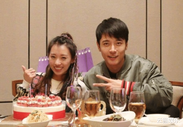 张丹峰|懒理张丹峰再出轨传闻，洪欣儿子喜迎圣诞，22岁帅气像生父莫少聪