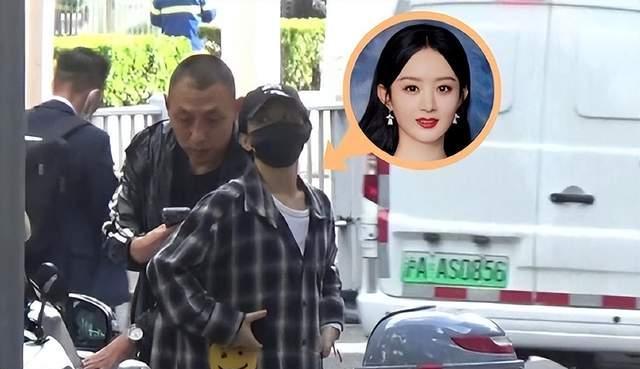 赵丽颖独自做美发，格子衫戴棒球帽装扮低调，被赞最美辣妈