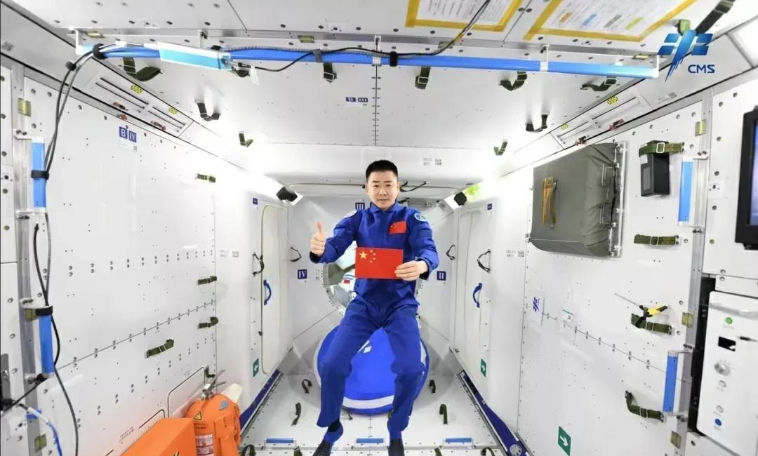 一次远征创造多项纪录!“神十四”乘组顶着寒夜回家过冬