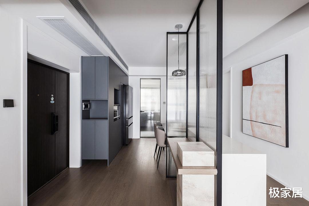 极简风也能被填满各种元素,打造手办的家,还有猫咪的爱巢