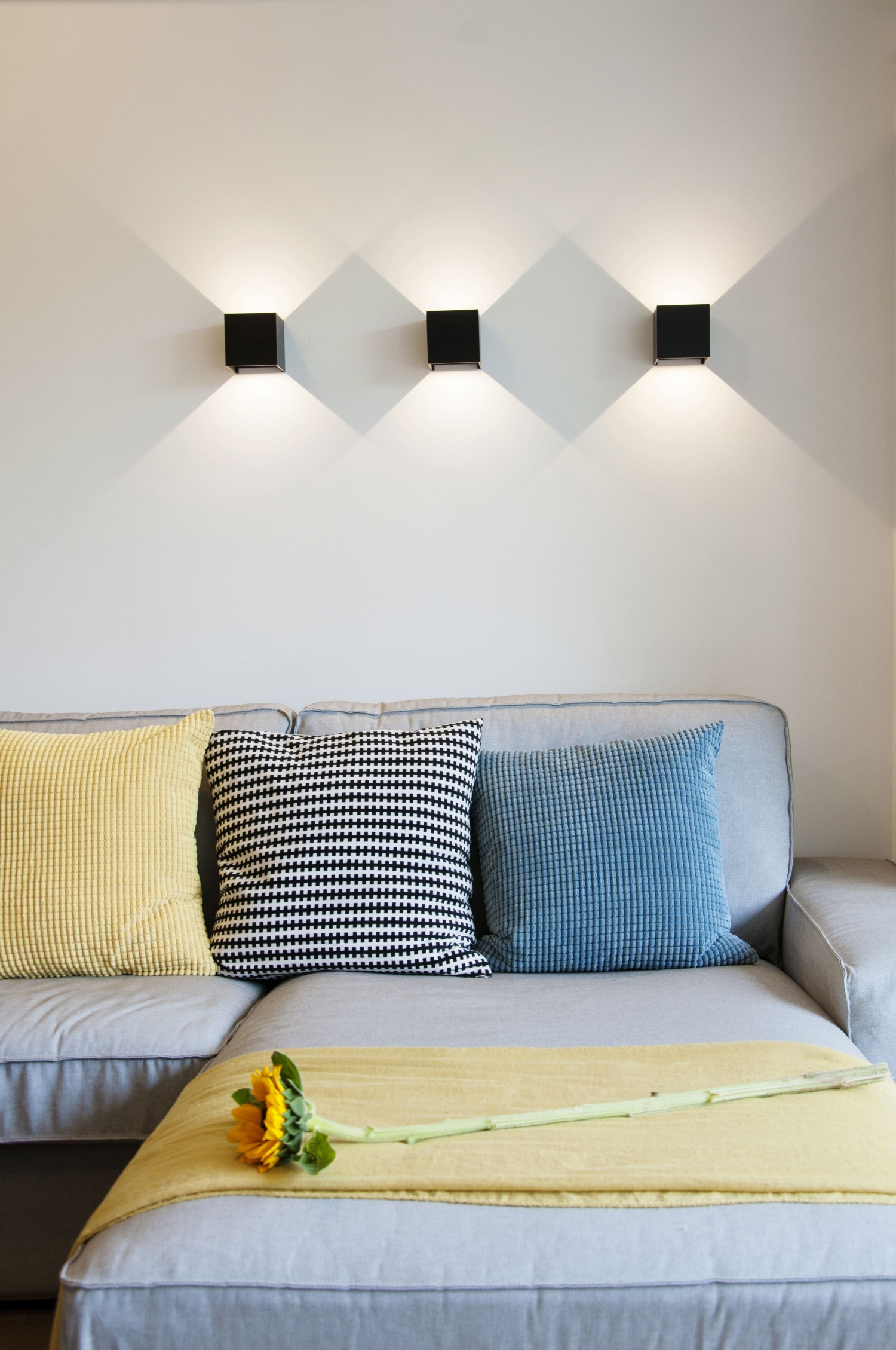 75平现代风二居室清新明快,羊驼型凳子给这个家增添一些亮点