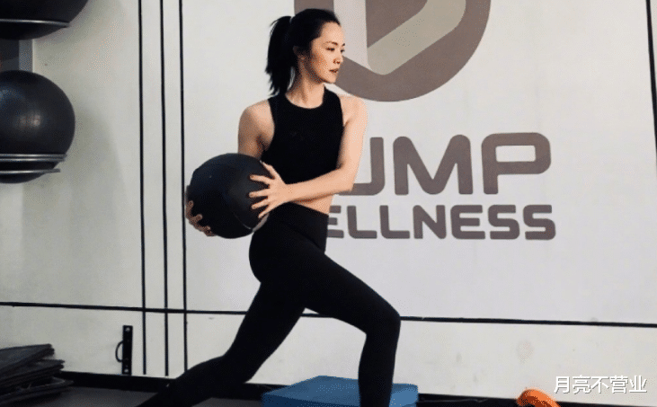 姚晨|姚晨晒私下健身照，穿运动装展示好身材，看起来很专业的样子