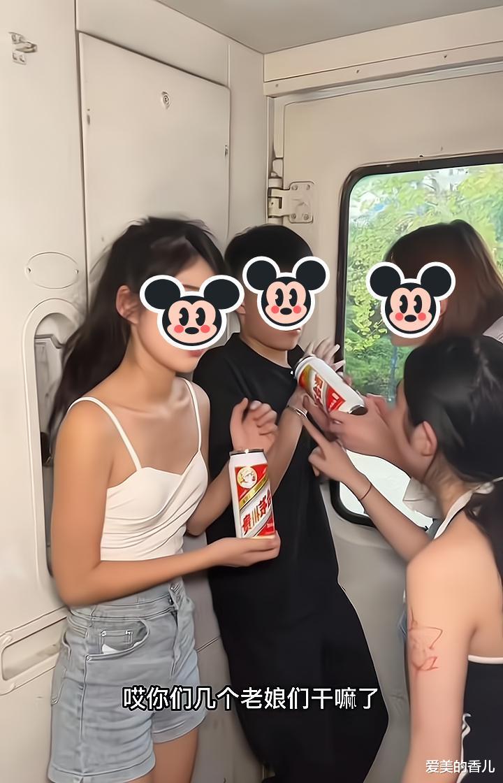 三名女子在列车上相中一男子,上前围堵,追问他是否有女朋友