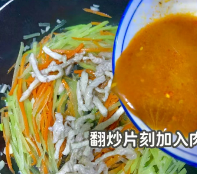 冬天,碰见这菜别错过,简单炒一盘,荤素搭配,天天吃不会腻