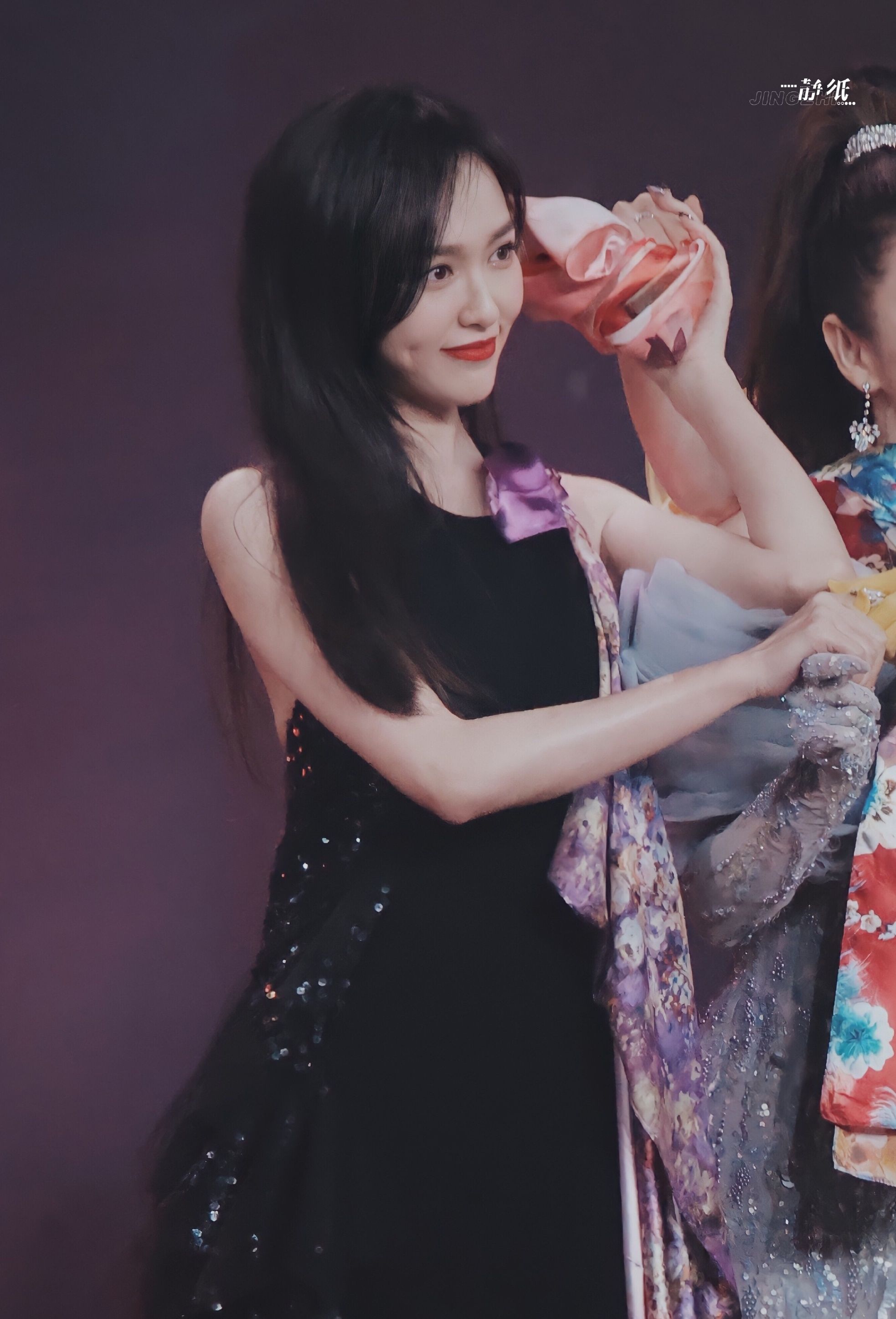 王源|继佟丽娅之后，唐嫣主持东方卫视春晚，女演员跨界当主持人好养眼