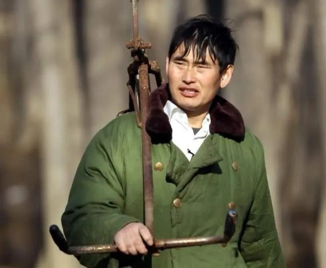侏儒男欲强娶朱雪梅,大衣哥拒绝后惨被打,村民:500W彩礼惹的祸