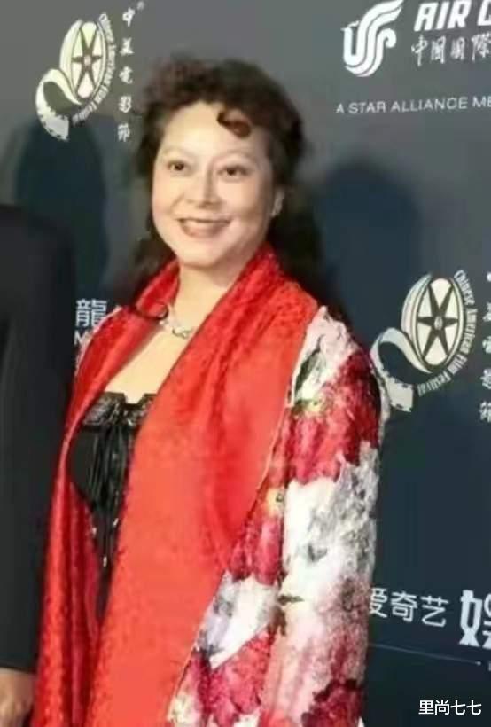 唐国强 唐国强混血老婆真是国泰民安脸，穿红外套不仅不俗气，还特别富贵