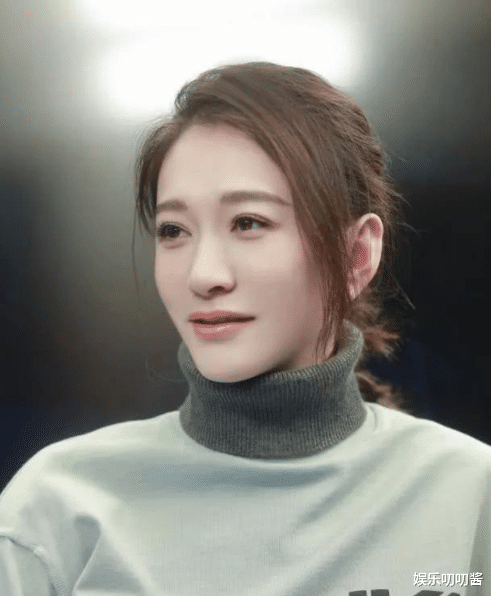 张嘉倪|46岁李小冉罕见夫妻同框，素颜出镜像学生，老公老派穿成父辈