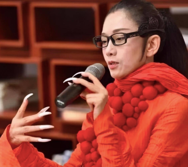 杨丽萍|63岁杨丽萍和母亲湖边吃饭，十厘米长指甲抢镜，每年保养花费18万