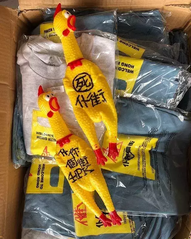 潮流丨在地摊里买到“大牌”，别怀疑是假的