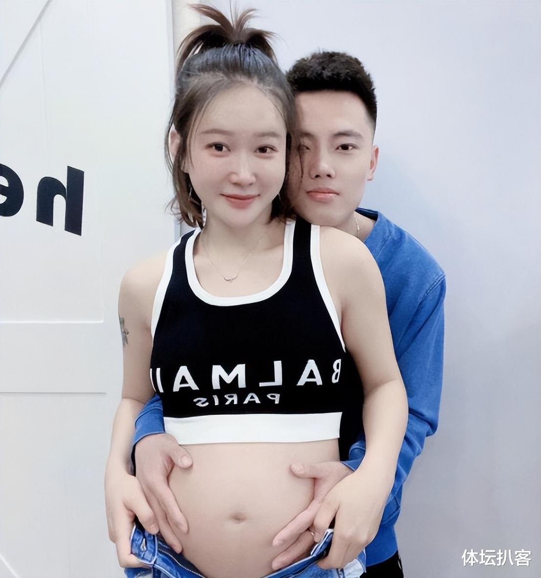 短跑|恭喜！26岁中国短跑女飞人宣布怀孕，小2岁老公搂抱她，幸福甜蜜