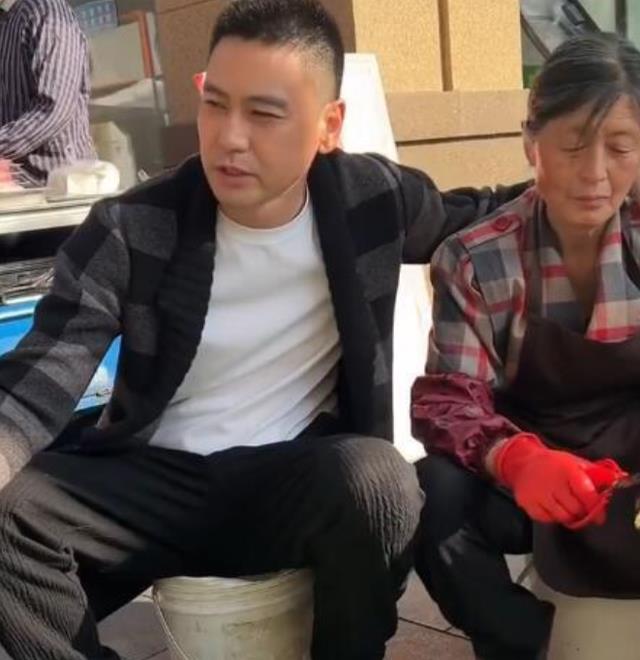 小姐姐|曾出演《人民的名义》，演员李飞帮母亲卖鱼，让多少演员羞红脸