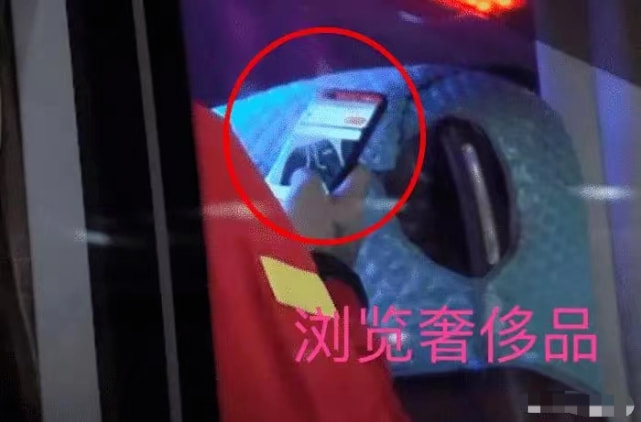 国足|凌晨不忘选购奢侈品，国足神情轻松，输球后，大巴车上不知悔改