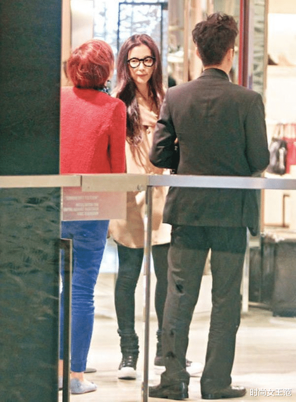 李冰冰|李冰冰在山间跑步,中年素颜很自然没有装,穿健美裤臀部却扁平!