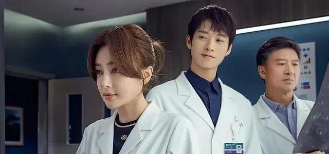 秦岚|43岁秦岚穿薄纱透视装，逆龄外貌炸出超凶曲线