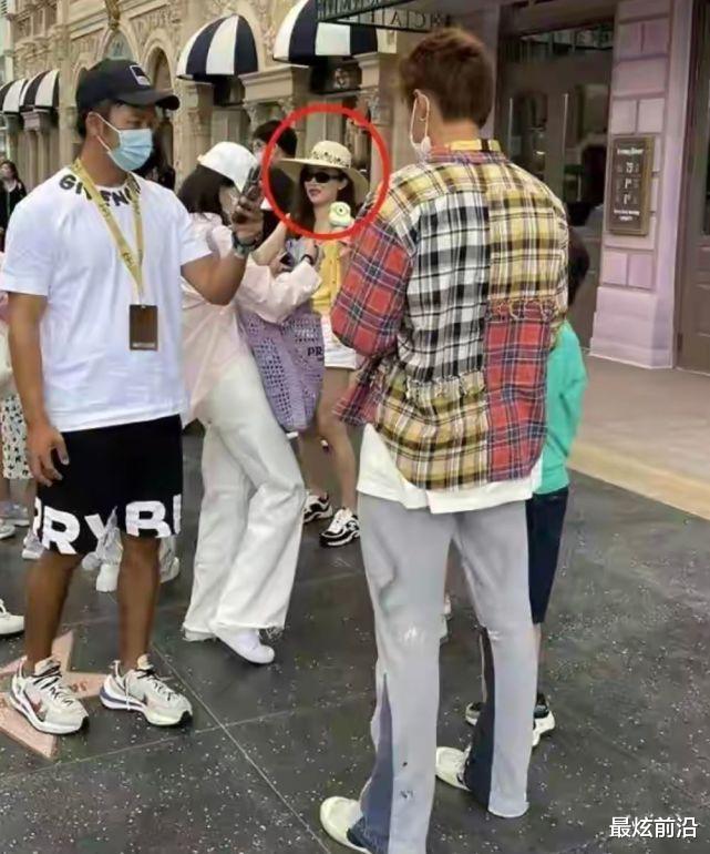 杜宇麒|霍思燕带儿子出门游玩，9岁嗯哼穿绿色T恤配五分裤，越来越像杜江