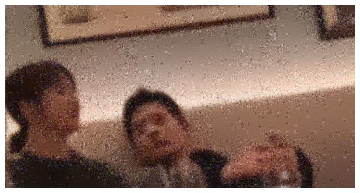 杨紫|肖战和杨紫聚餐：摸杨紫头、说悄悄话，团队回应：艺人一直单身