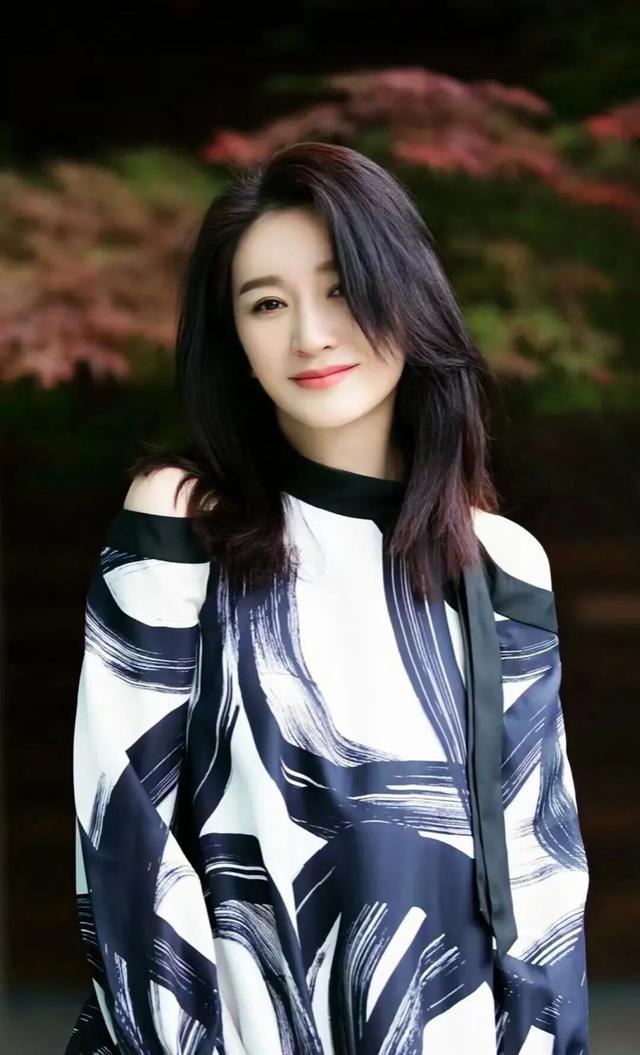 李小冉|46岁李小冉现身机场！穿白色薄背心阳光迷人，一双筷子腿太抢眼