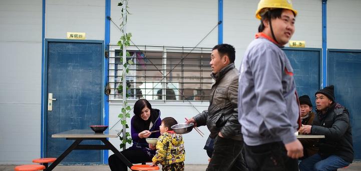 工人|每年汇回中国数千亿,到底有多少中国人出国打工,平均工资多少?